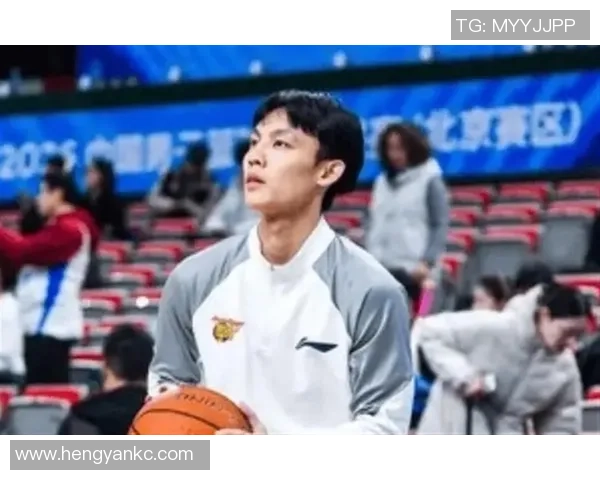 足球运动员意外受伤脚断了赛季报销引发球迷热议与关注